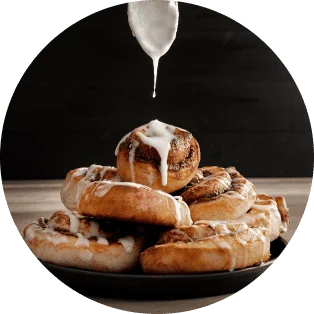 cinnamon roll preparado en coffee tales.