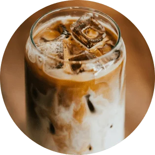 iced latte preparado en coffee tales.